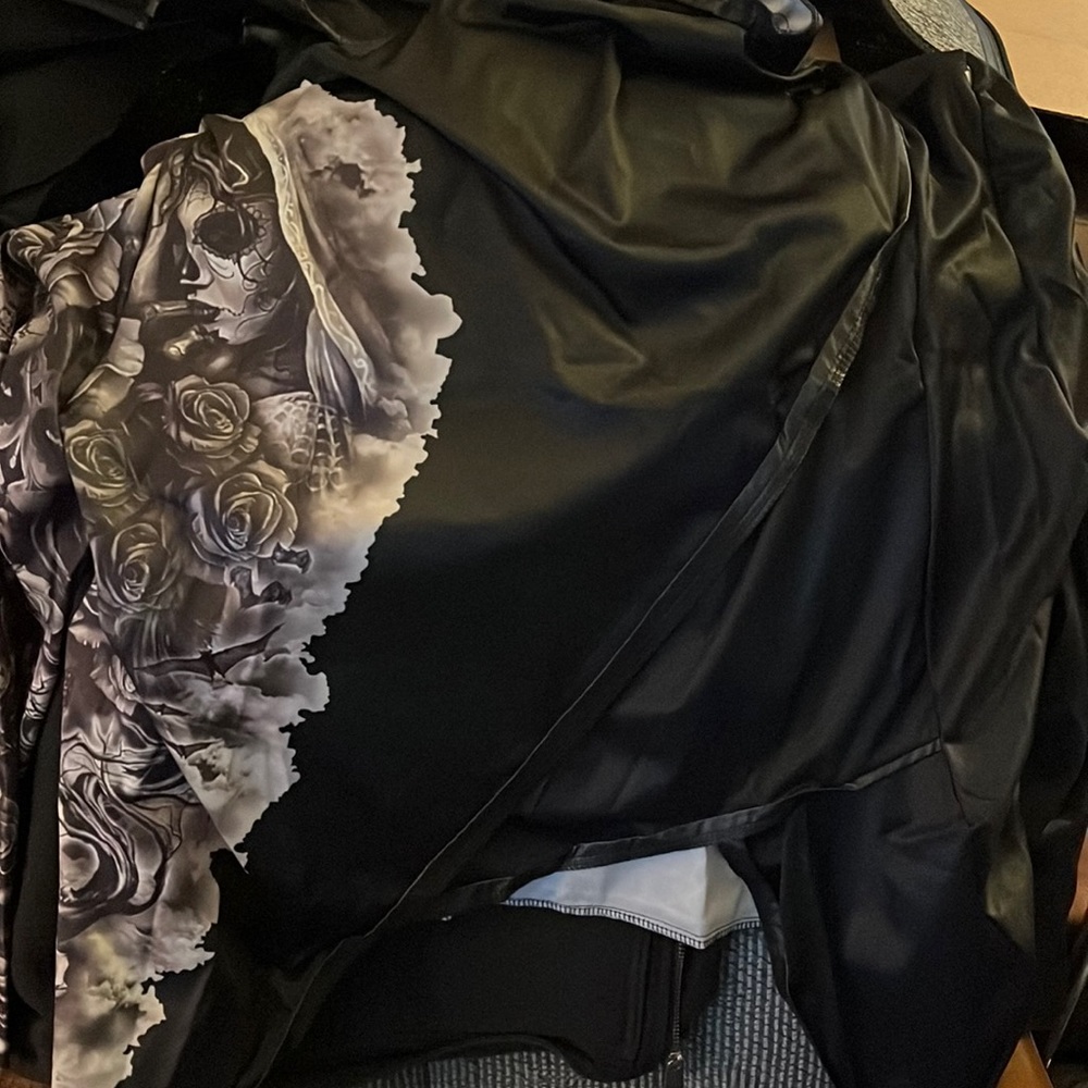 3xl long sleeve with skulls (new, never worn)